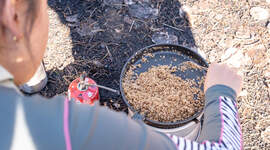 Speiderleder lager mat på stormkjøkken.