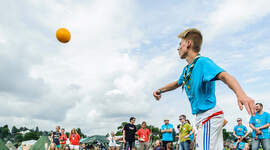 Speider som kaster ball.