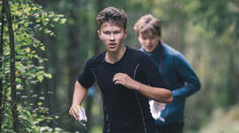 Speidere som løper.