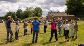 Speidere som leker i ring.