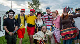 Speidere i piratkostymer.