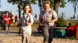 Speidere som løper.