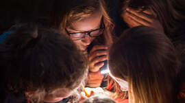 Speidere med lommelykt.