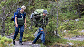 To speidere på tur i skogen.