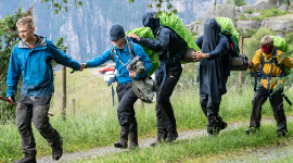 Speidere med bind for øynene blir ledet av en leder uten bind for øynene.