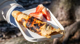 Sammenrullet pannekake servert på tallerken.