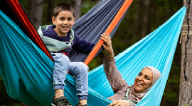 Fotografi av familiespeider i hengekøye.