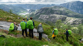 Speidere ser på utsikten på topptur.