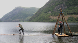 Rover som løper gjennom hinderløype i vannet.