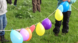 Ballonger hengt opp på en snor.