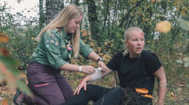 Speidere som gjennomfører en førstehjelpsøvelse.