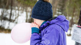 Speider som blåser opp en ballong.