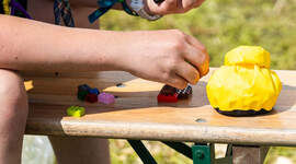 Noen som bygger med lego.