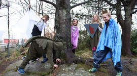 Speidere som dramatiserer legenden om St. Georg.