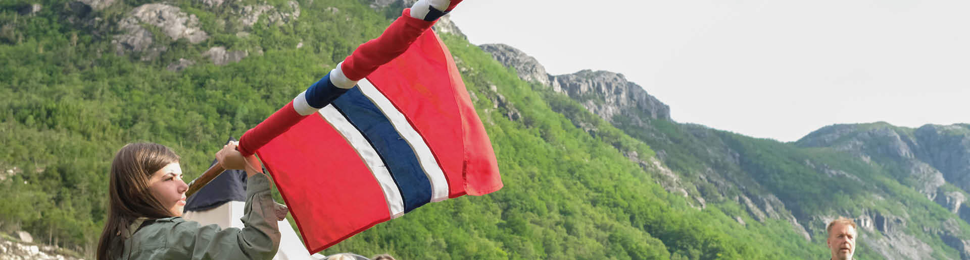 Speidere som ruller ut flagget.
