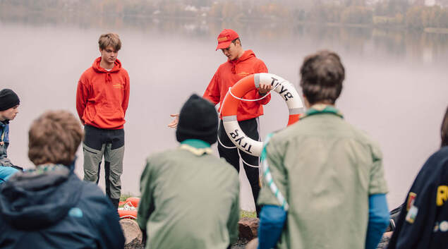 Speidere som får opplæring i bruk av tryg livbøye. Speidere som får opplæring i bruk av tryg livbøye.