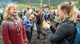 Speider som blir intervjuet av pressestab på arrangement.