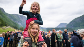 Glade speidere på leirbål.