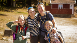 Speidere og ledere som smiler mot kameraet.