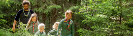 Familiespeidere og stifinnere på tur i skogen. Familiespeidere og stifinnere på tur i skogen.