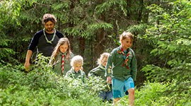 Familiespeidere og stifinnere på tur i skogen. Familiespeidere og stifinnere på tur i skogen.