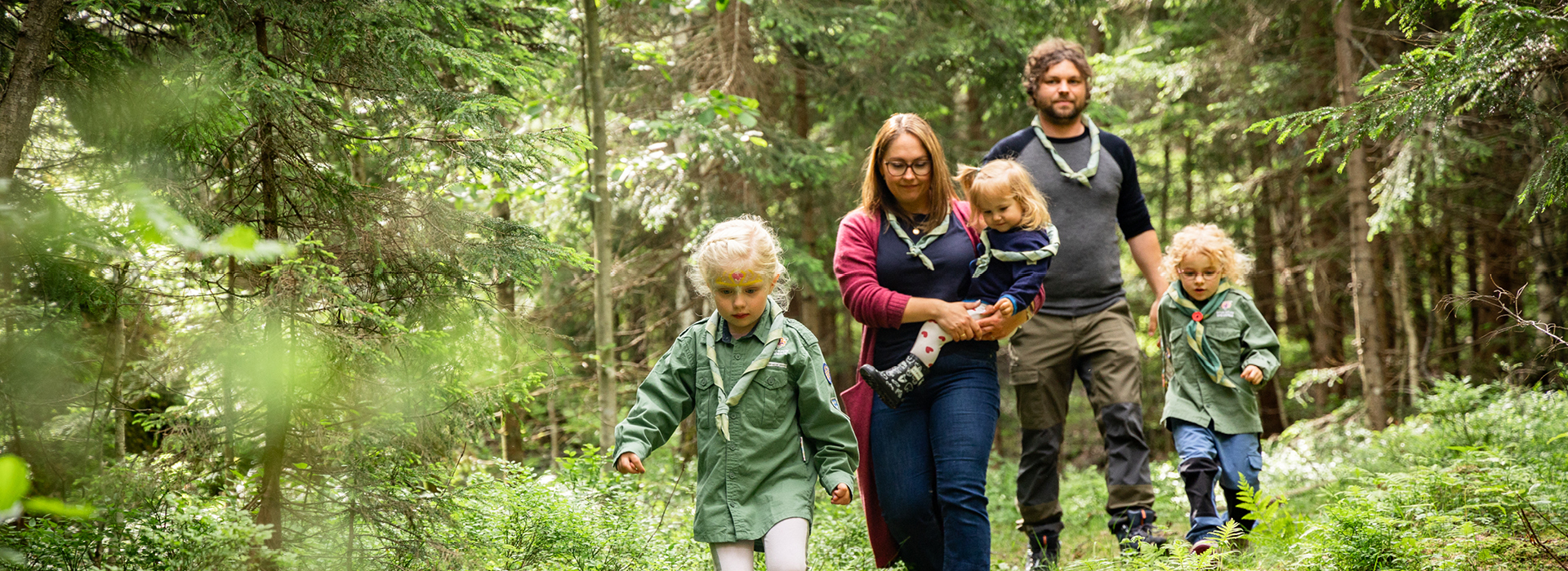 Speidere på tur i skogen