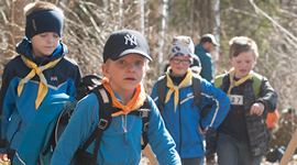 Oppdagere, speidere i 1. og 2. klasse på tur.