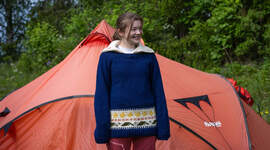 Speider med strikkegenser laget til Speidernes landsleir 2025.