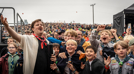 Speidere som jubler og smiler på leirbål. Speidere som jubler og smiler på leirbål.