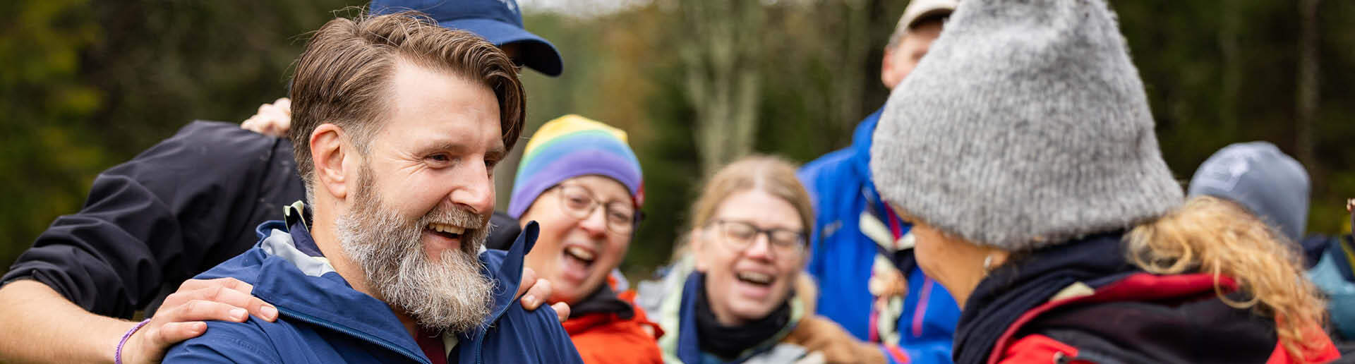 Speiderledere som har det hyggelig sammen. Speiderledere som har det hyggelig sammen.