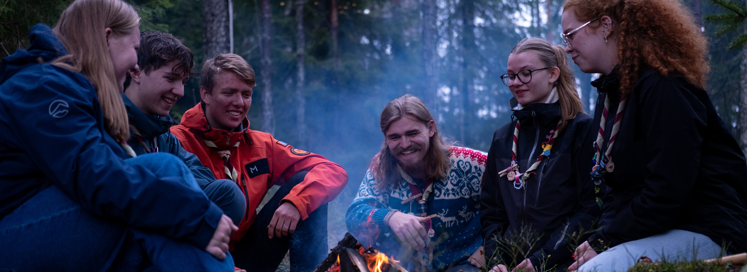 Rovere rundt bålet. 