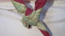 Bilde av speiderskjerf med vennskapsknute.