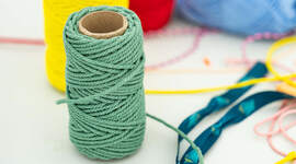 Materialer til å drive håndarbeid med.