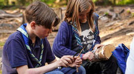 Speidere som spikker.