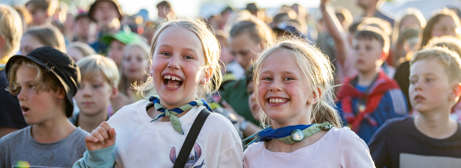 Glade speidere på leirbål