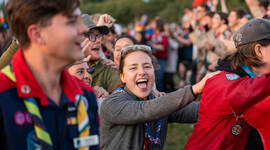 Speider som smiler mot kameraet mens hun danser jenka. danser 