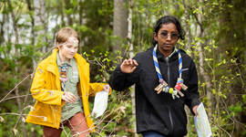 Speidere som orienterer i skogen.