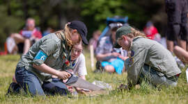 Speidere som samarbeider om en praktisk oppgave.